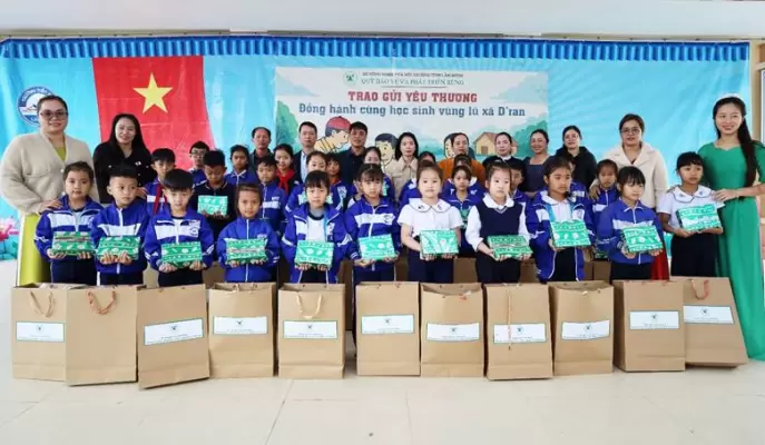 Quỹ bảo vệ và phát triển rừng tỉnh Lâm Đồng tổ chức chương trình “Trao gửi yêu thương” đến các em học sinh vùng lũ tại xã D’ran